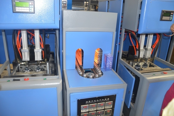 첨단 반 자동 원형 플라스틱 병 제조 기계 부피 크기 0.1-2L PLC MITSUBISHI